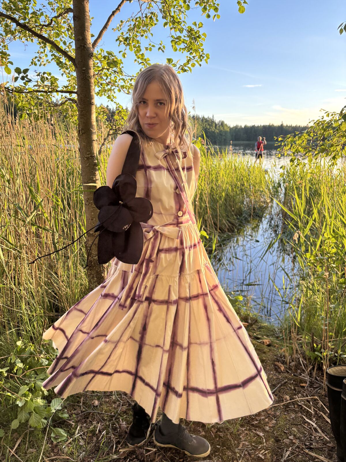 The flower bag carried as a purse by a Finnish lake