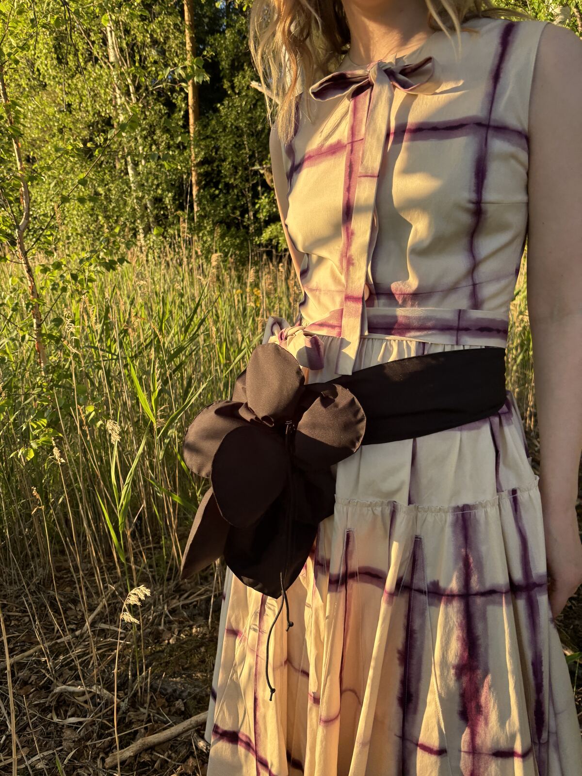 The flower bag worn as a fanny bag at the waist in the countryside